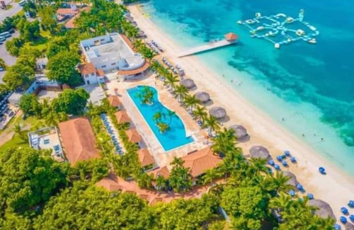 Runaway Bay Villa | Euphoria at Paradisiac Beach Club