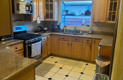 Menlo Park House | Charming 1-bedroom house in Menlo Park with Private Bath