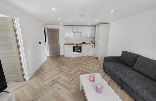Enfield Lock Apartment | Indulge in our newly refurbished, luxury flat with free parking.