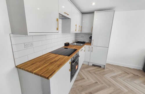 Enfield Lock Apartment | Indulge in our newly refurbished, luxury flat with free parking.