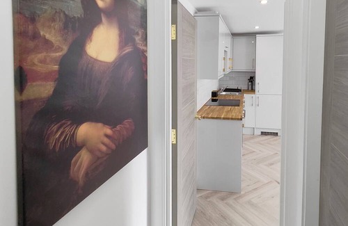 Enfield Lock Apartment | Indulge in our newly refurbished, luxury flat with free parking.