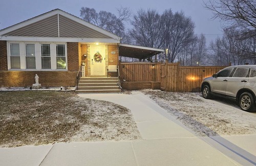 East Side House | Twin bed room , smart TV 32" with shared bathroom