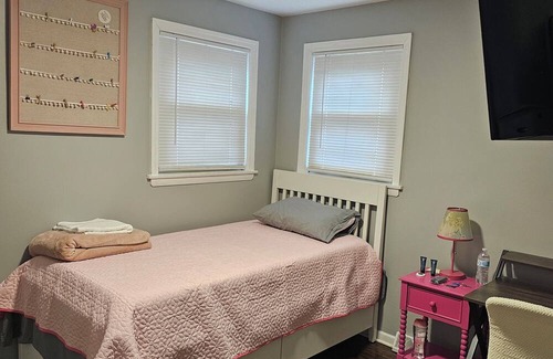 East Side House | Twin bed room , smart TV 32" with shared bathroom