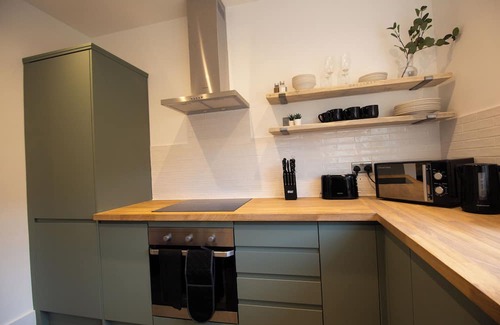 Manchester House | Comfy 4 Bed, Quiet Stay, Near the City Center, Free Parking & Speedy WIFI