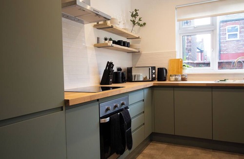 Manchester House | Comfy 4 Bed, Quiet Stay, Near the City Center, Free Parking & Speedy WIFI