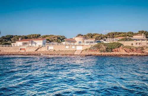 Saint-Mandrier-sur-Mer Villa | Exceptional Family Villa – Live on the Waterfront in Saint-Mandrier-sur-Mer