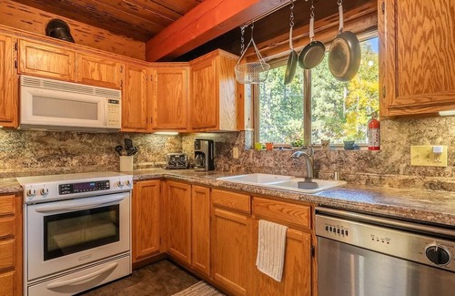 Tahoe Sierra Estates Cabin | Central 3 BR Cabin with Private Beach - Tahoe City