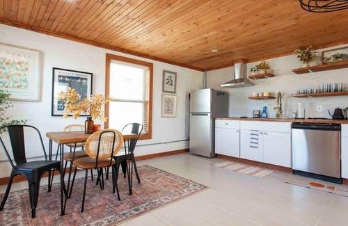 Buckner House | Quaint Cottage Downtown Buckner