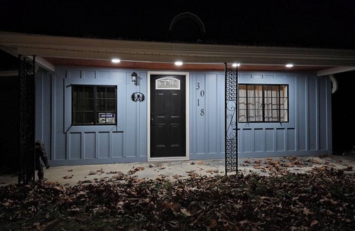 Roanoke Cabin | Charming 2-bedroom cabin only a few minutes from downtown Roanoke attractions.