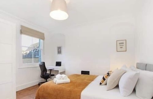 Mile End Apartment | Bright, stylish & cosy 3-Bed Flat near Mile End