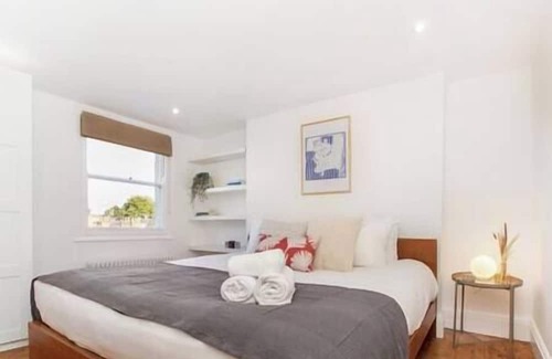Mile End Apartment | Bright, stylish & cosy 3-Bed Flat near Mile End