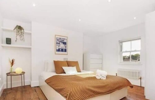 Mile End Apartment | Bright, stylish & cosy 3-Bed Flat near Mile End