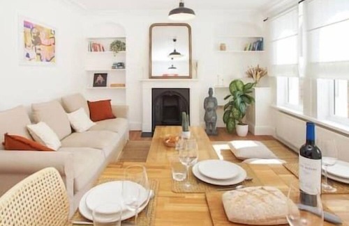 Mile End Apartment | Bright, stylish & cosy 3-Bed Flat near Mile End