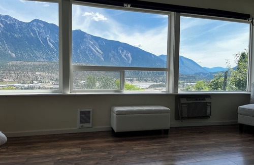 Lillooet House | Cozy house w/hottub. Views of Fraser river and mountains. Family friendly