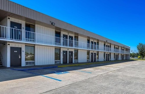 Hamilton House | Pet-Friendly Room: Enjoy Your Stay with Outdoor Pool and Free Parking