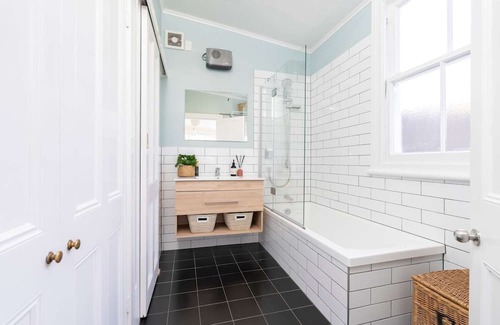 Kingsland House | Spacious 4-bedroom house in marvelous Auckland with WiFi, AC