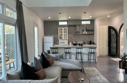 Hughes Park Lake House | Luxe & Comfy 3 bedroom- Villa: 5-star Location
