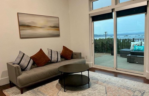Hughes Park Lake House | Luxe & Comfy 3 bedroom- Villa: 5-star Location