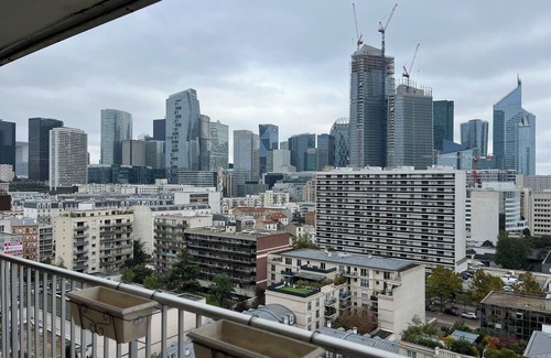 Puteaux Apartment | Chic & Spacieux avec vue imprenable sur la Défense