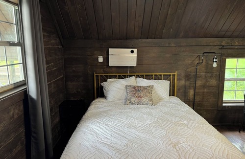 Crown Point Cabin | Cozy cabin in wonderful Marrero with WiFi, AC Cabin 6