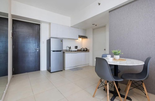 Lahug Apartment | Furnished 1BR | City View, WiFi, Netflix and Pool