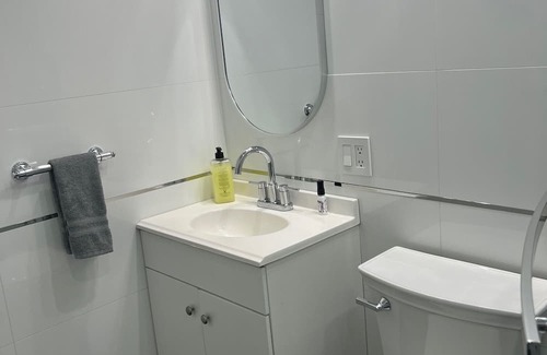 Queens House | Charming 1-Bedroom with AC, WiFi in Queens close to JFK and LaGuardia Airport