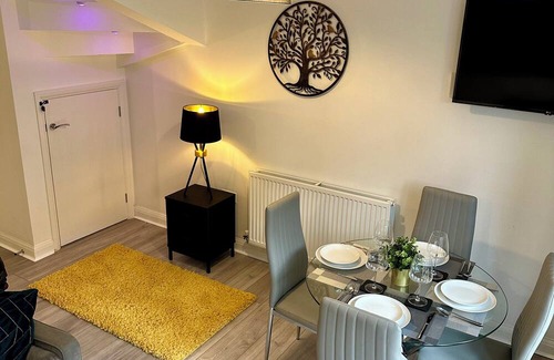 Bordesley House | Modern 5 Bedroom Central House With Wifi