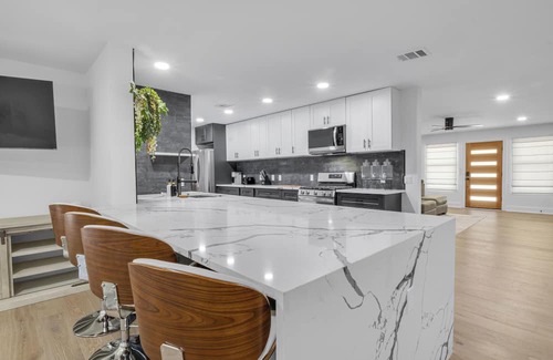Allandale House | Luxurious Fully Remodeled Apartment Just 6 Miles from Downtown!