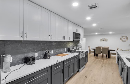 Allandale House | Luxurious Fully Remodeled Apartment Just 6 Miles from Downtown!
