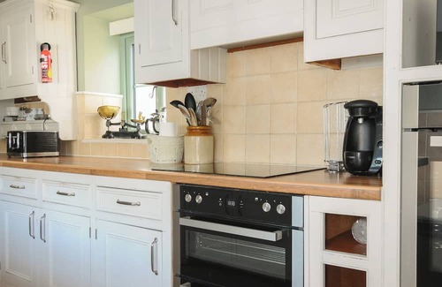 Hartland Cottage | ORCHARD COTTAGE, pet friendly, character holiday cottage in Hartland