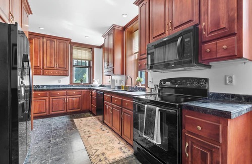 Dubuque House | Spacious 7-bedroom house- unique history, modern comforts and incredible views