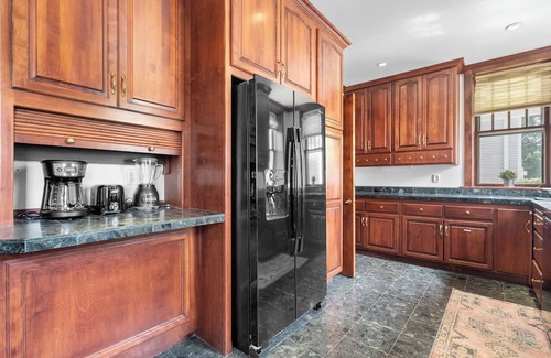 Dubuque House | Spacious 7-bedroom house- unique history, modern comforts and incredible views