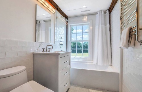 New Preston House | Luxurious, Spacious, Newly Renovated Vacation Home Walking Distance to Lake.