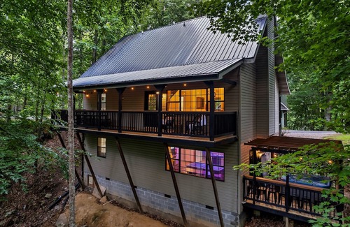 Chalet Village Cabin | Holiday Paradise|5 Min to Downtown|Movie Room