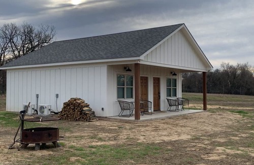 Palestine Cabin | Secluded Cozy Cabin in the East Texas Woods 20 mins. to Polar Express 1 of 2