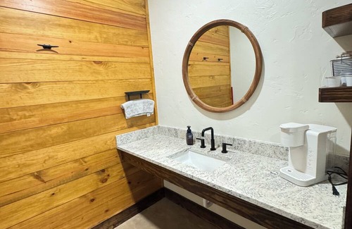 Palestine Cabin | Secluded Cozy Cabin in the East Texas Woods 20 mins. to Polar Express 1 of 2