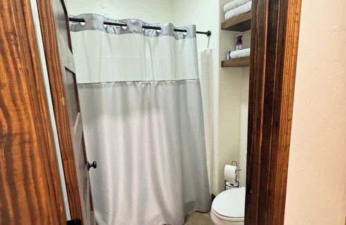 Palestine Cabin | Secluded Cozy Cabin in the East Texas Woods 20 mins. to Polar Express 1 of 2