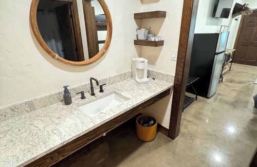 Palestine Cabin | Secluded Cozy Cabin in the East Texas Woods 20 mins. to Polar Express 1 of 2