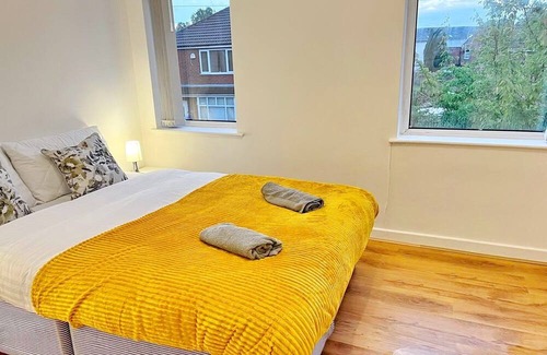 Manchester House | Pass the Keys | Free Parking Close To Manc Perfect For Long Term
