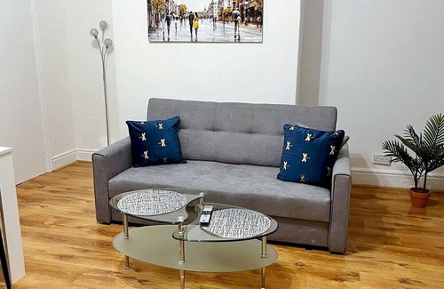 Manchester House | Pass the Keys | Free Parking Close To Manc Perfect For Long Term