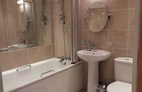 Oakleigh Apartment | Spacious 2 bed North London flat with balcony and parking, sleeps 5