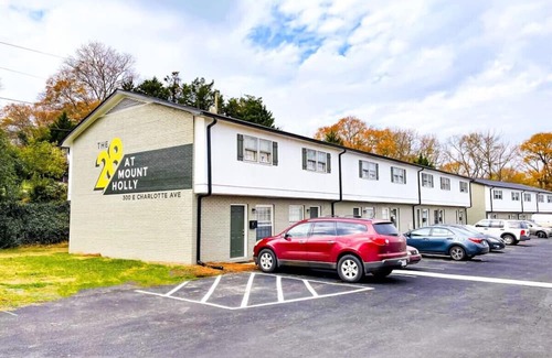 Mount Holly Apartment | Charming 2 King Bedroom Suite—in Downtown Mt Holly