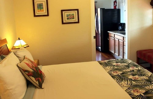 Captain Cook Bed & Breakfast | Charming 5-bedroom bed & breakfast in Captain Cook with WiFi, AC