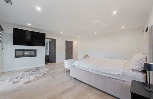 Granada Hills North House | ৎ୭ Gunther Luxurious Abodeৎ୭