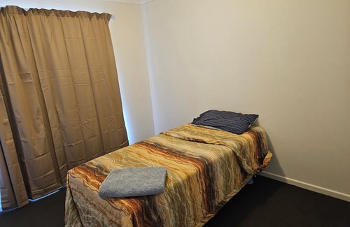 Eagleby House | Logan Hospital & Dreamworld not too far away. Quiet area. Carers must Disclose