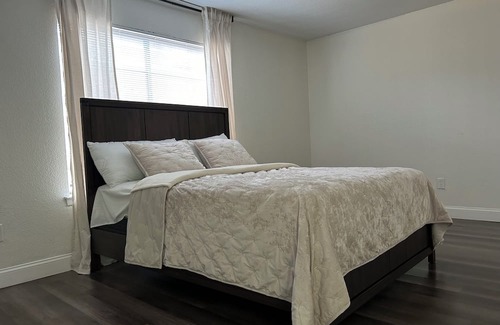 South Arlington House | Charming 2-bedroom townhome in welcoming Arlington with AC, WiFi