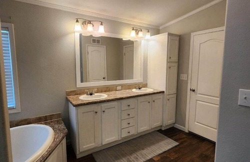 Smith County House | 3-bedroom house in tranquil Lindale with AC, WiFi. Enjoy a peaceful getaway