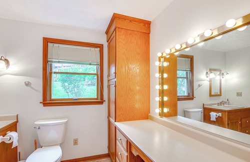 Hanoverton House | Guilford Lake Retreat w/ Dock & Kayaks!