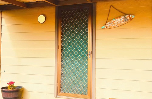 Port Willunga House | Cosy retro style holiday home, pet friendly. nClose to beach.