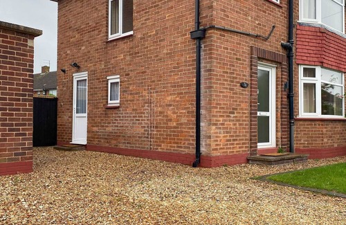 Grimsby House | "At The Edge" of Grimsby. Cosy, Comfy with Huge Free Parking for Vans or Cars.